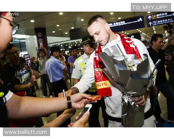 足球明星抵达机场引发粉丝热潮现场签名合影热情不断