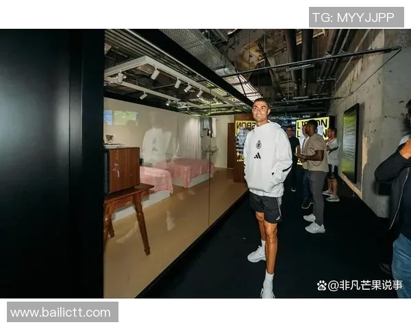 足球明星C罗床头挂画打造你的梦幻卧室氛围提升居家品味与运动激情